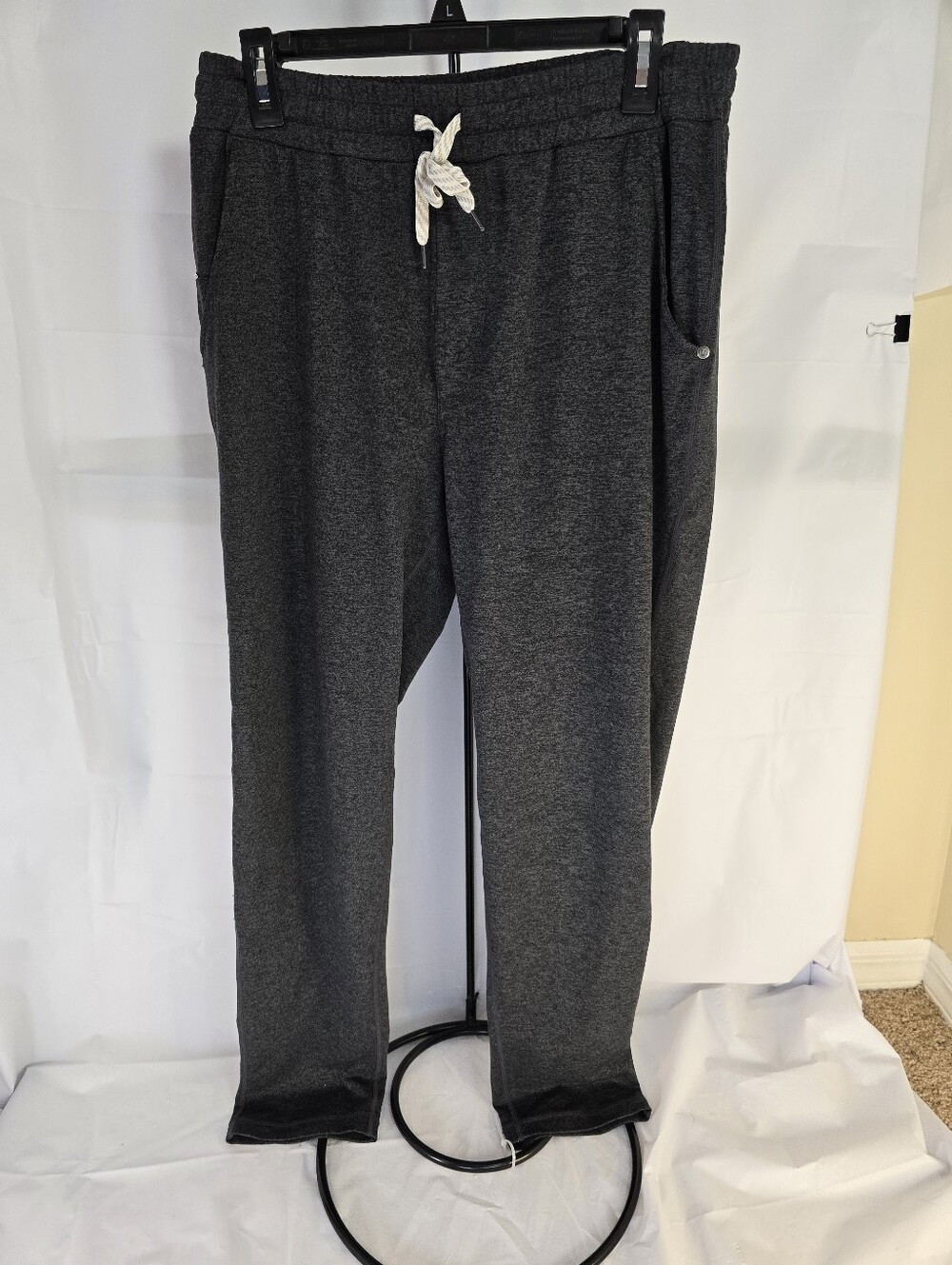Vuori DreamKnit Performance Jogger Pants Charcoal Heather Gray Mens Size L
